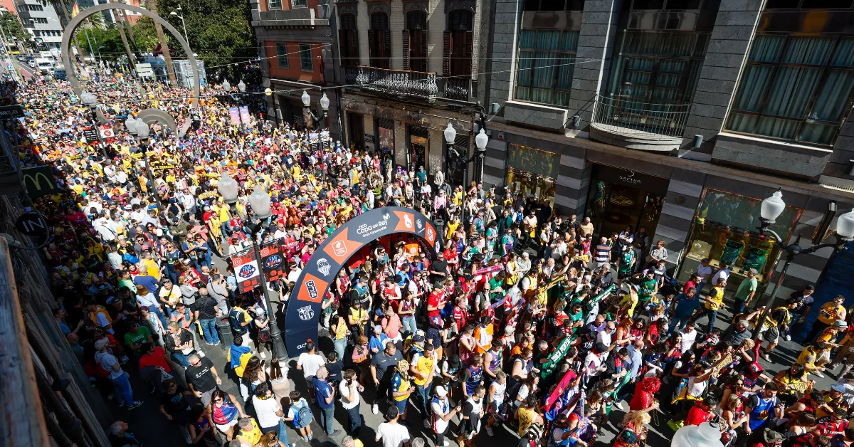 Miles de seguidores de diferentes equipos de baloncesto de toda España se congregaron este sábado en Las Palmas de Gran Canaria con motivo de la Copa del Rey / EFE - ELVIRA URQUIJO
