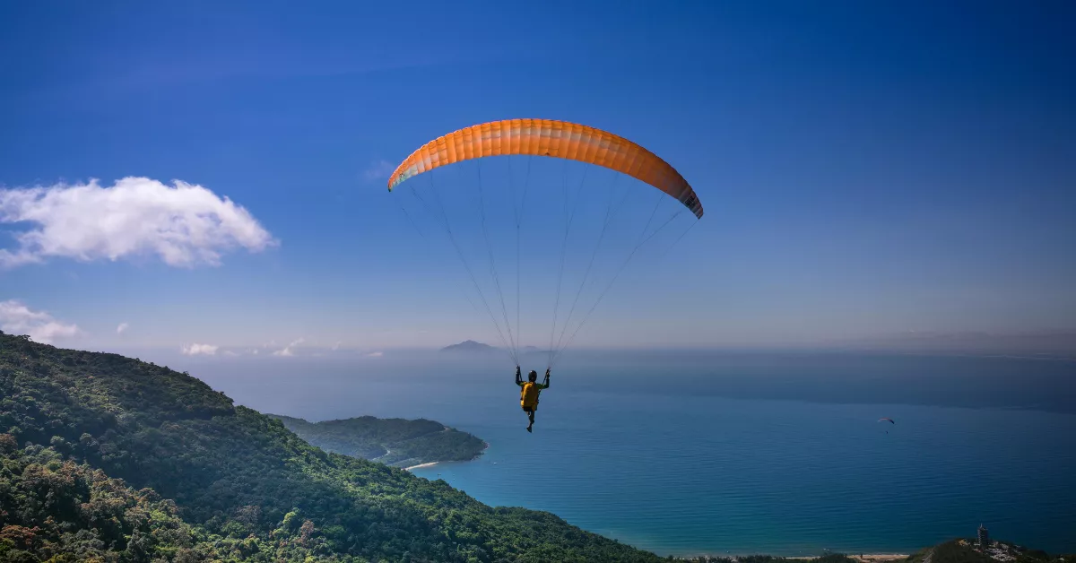 Imagen de una persona haciendo parapente / PEXELS