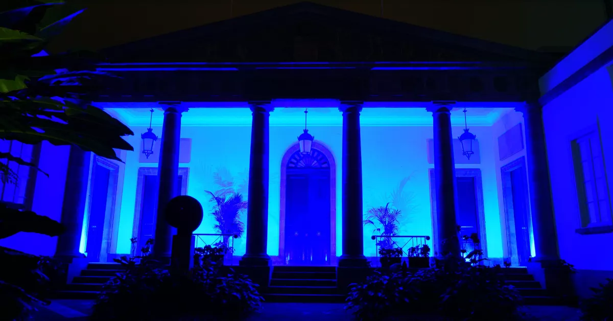 Imagen de la fachada del Parlamento en conmemoración a Ecca / ECCA