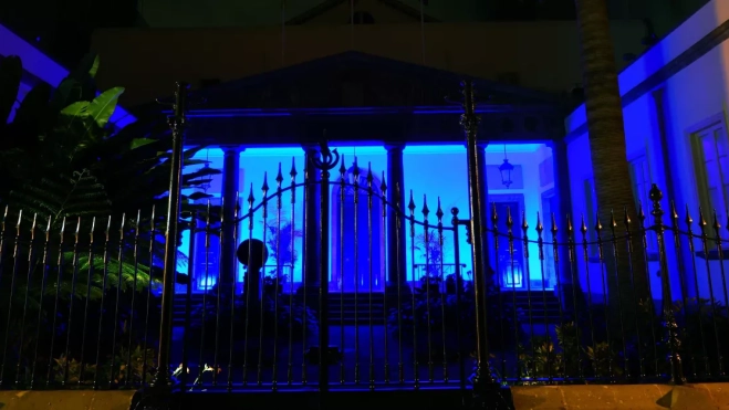 Imagen de la fachada del Parlamento en conmemoración a Ecca / ECCA 