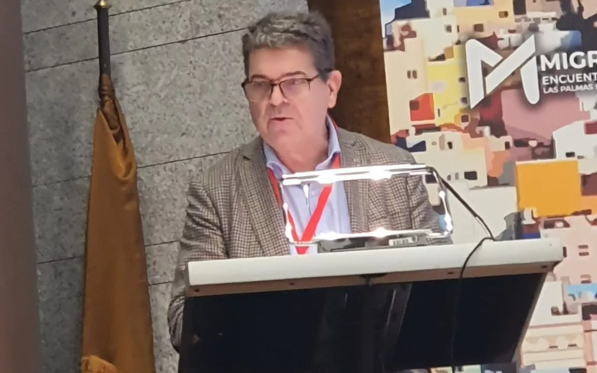 José Ramón Martín Ardines, alcalde de San Martín del Rey Aurelio, un concejo que ha pasado de la tradición minera a la solidaridad con los jóvenes migrantes. / AH