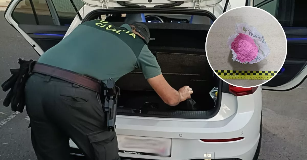 Imagen de la Guardia Civil inspeccionando el coche que llevaba droga en Agaete / GUARDIA CIVIL 