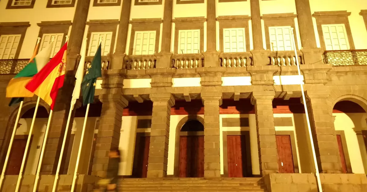 Fachada de las Casas Consistpriales iluminadas por el día del Cáncer Infantil / AYUNTAMIENTO DE LAS PALMAS DE GRAN CANARIA