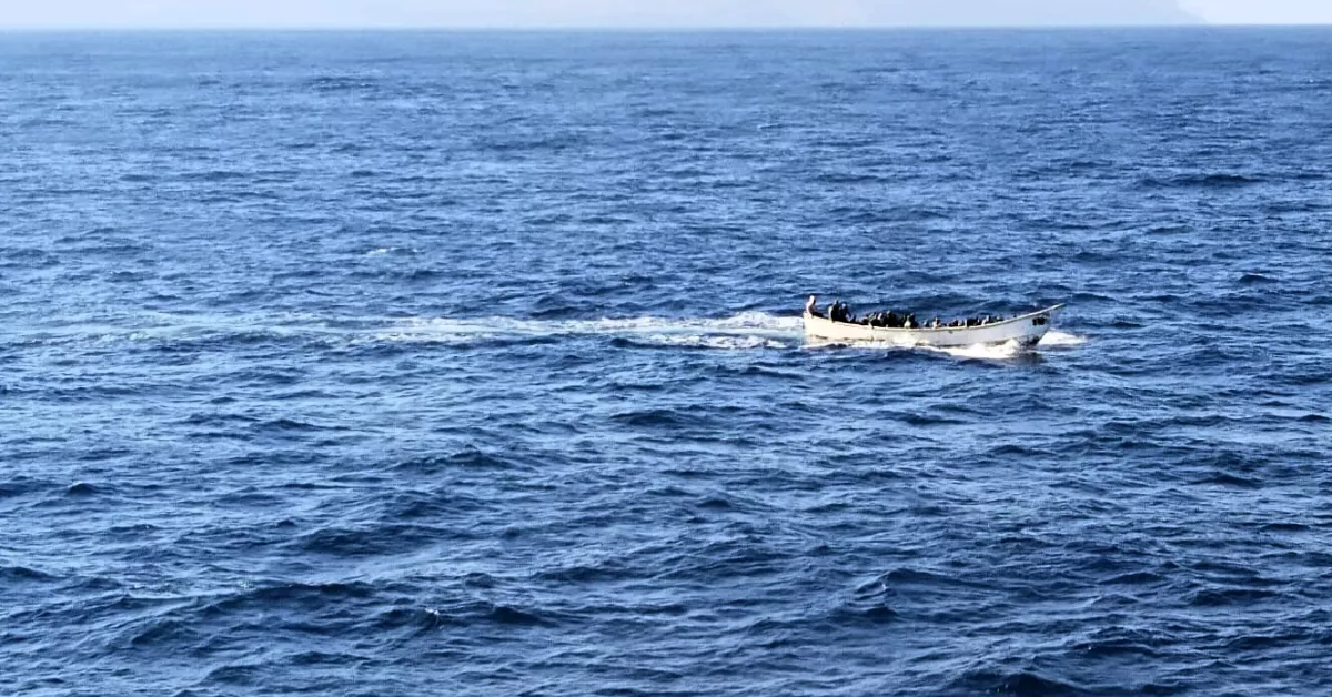 Imagen de archivo de un cayuco que llegó a Tenerife / SALVAMENTO