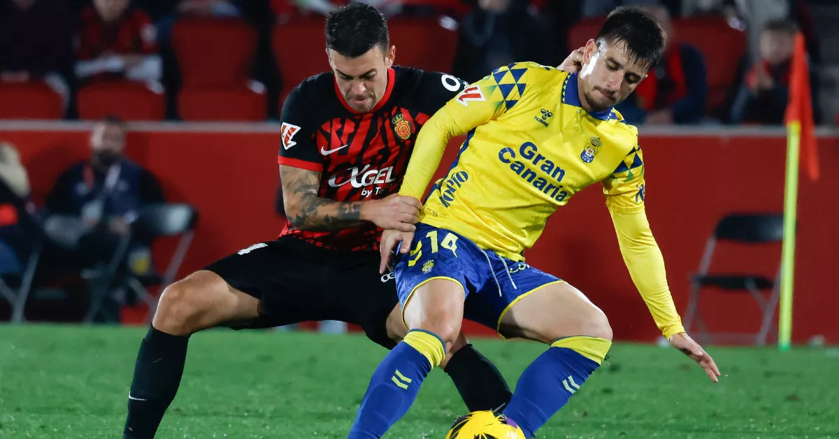 El centrocampista de Las Palmas Manuel Fuster (d) lucha con Dani Rodríguez, del Mallorca /.-EFE - Cati Cladera