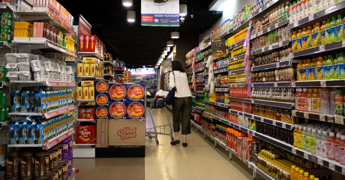 Imagen de una persona en un supermercado de Santa Cruz de Tenerife / UNSPLASH