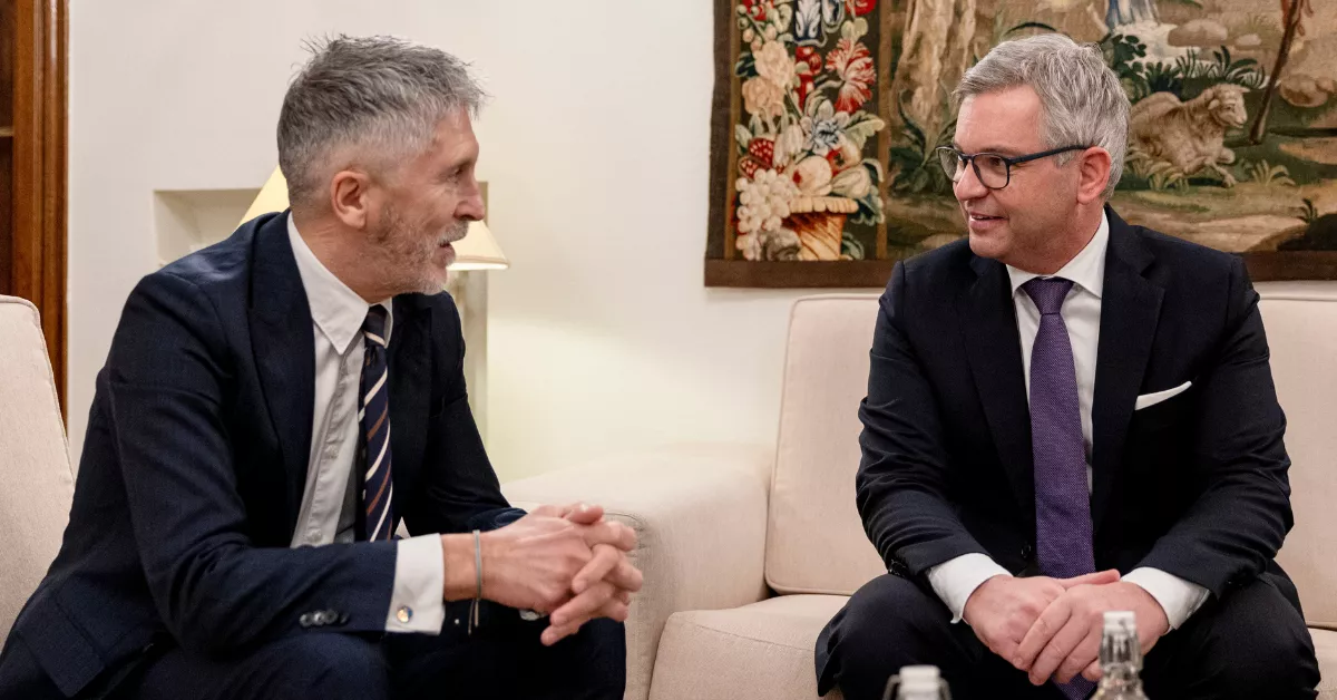 El ministro del Interior, Fernando Grande-Marlaska (i), recibe al comisario europeo de Asuntos de Interior y Migración, Magnus Brunner / EFE
