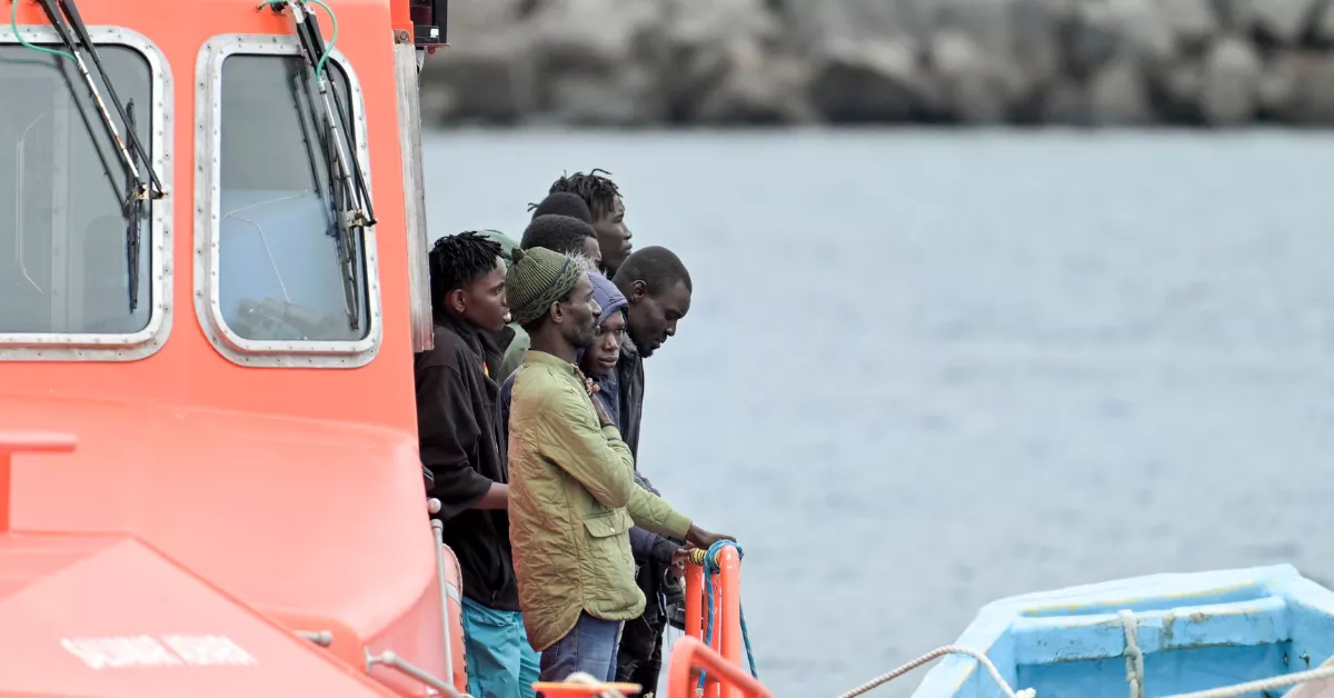 El buque de Salvamento Marítimo Salvamar Adhara ha rescatado este lunes a 73 personas, 69 varones y 4 mujeres / EFE