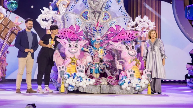 Los concejales Héctor Alemán e Inmaculada Medina con una de las participantes / AYUNTAMIENTO DE LAS PALMAS