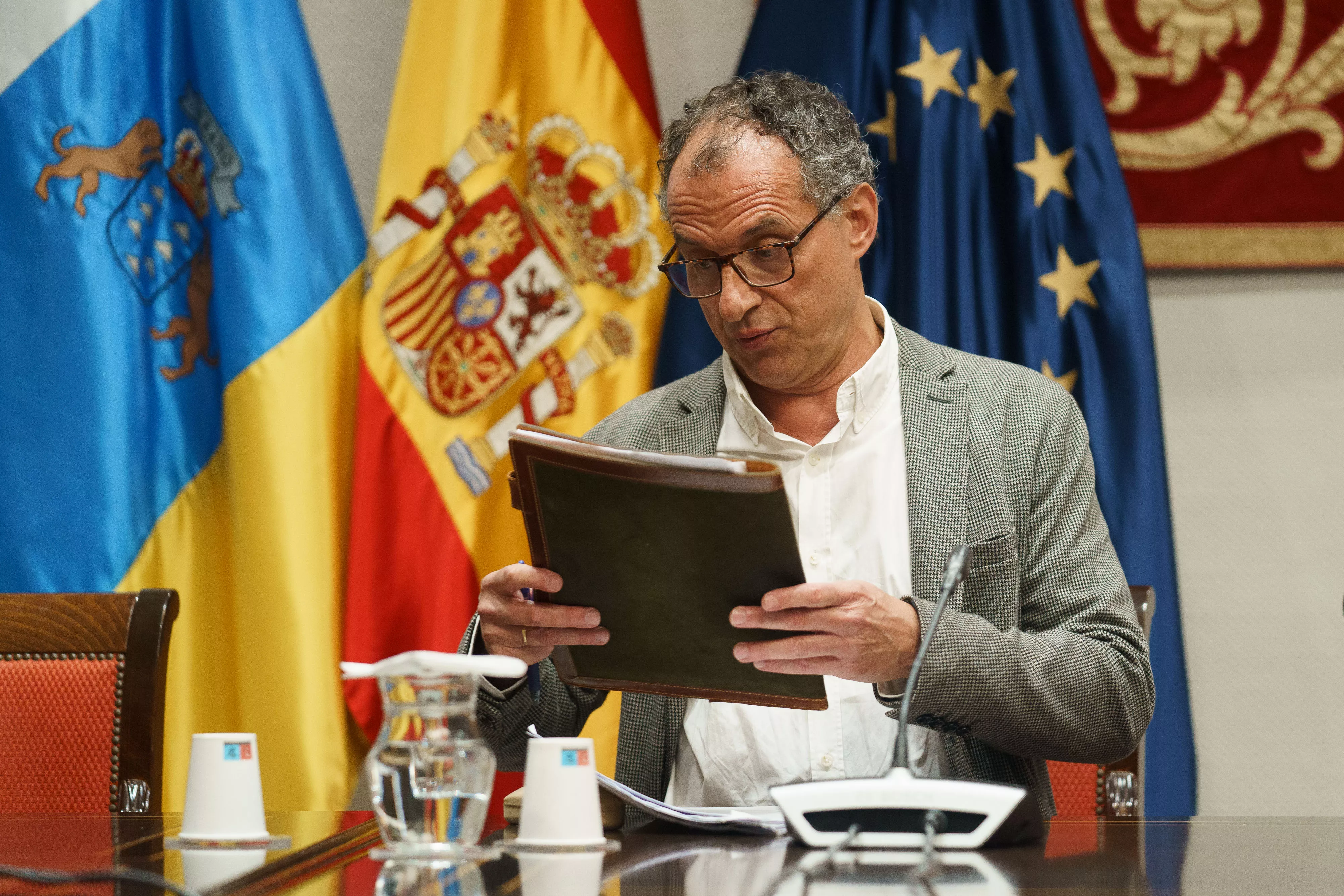 El funcionario autonómico Manuel Alcaide Díaz Llanos, jefe de Servicio de Asuntos Administrativos de la Secretaría General de la Presidencia del anterior Gobierno de Canaria. / RAMÓN DE LA ROCHA-EFE