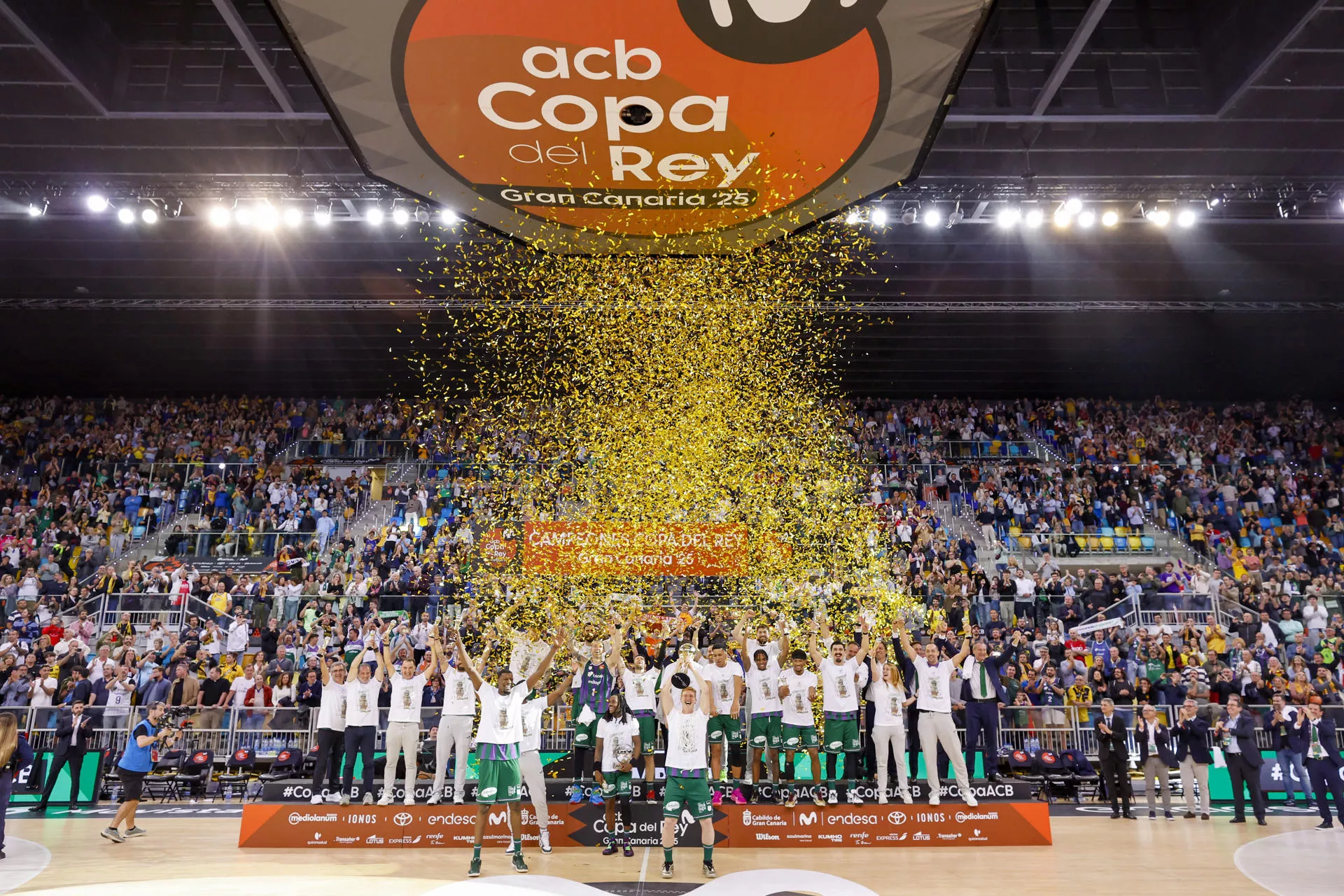Unicaja alza el trofeo de campeón de Copa del Rey en el Gran Canaria Arena. / ÁNGEL MEDINA G.-EFE
