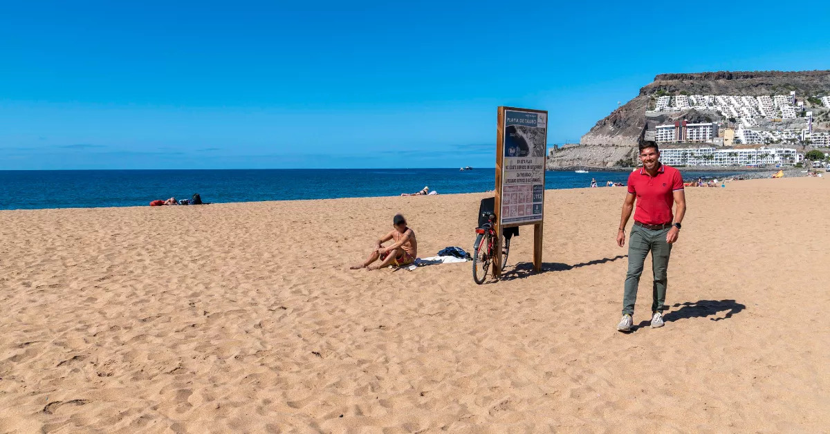 El concejal de Playas, Willy García, en la playa de Tauro / AYUNTAMIENTO DE MOGÁN 