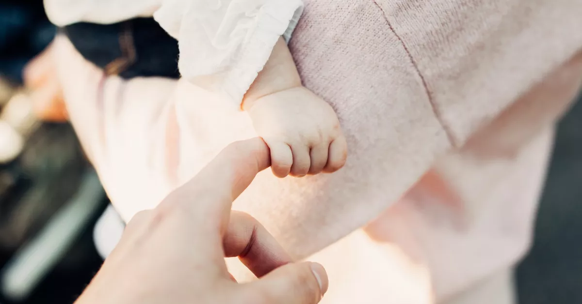 Imagen de una familia con una niña en brazos / UNSPLASH