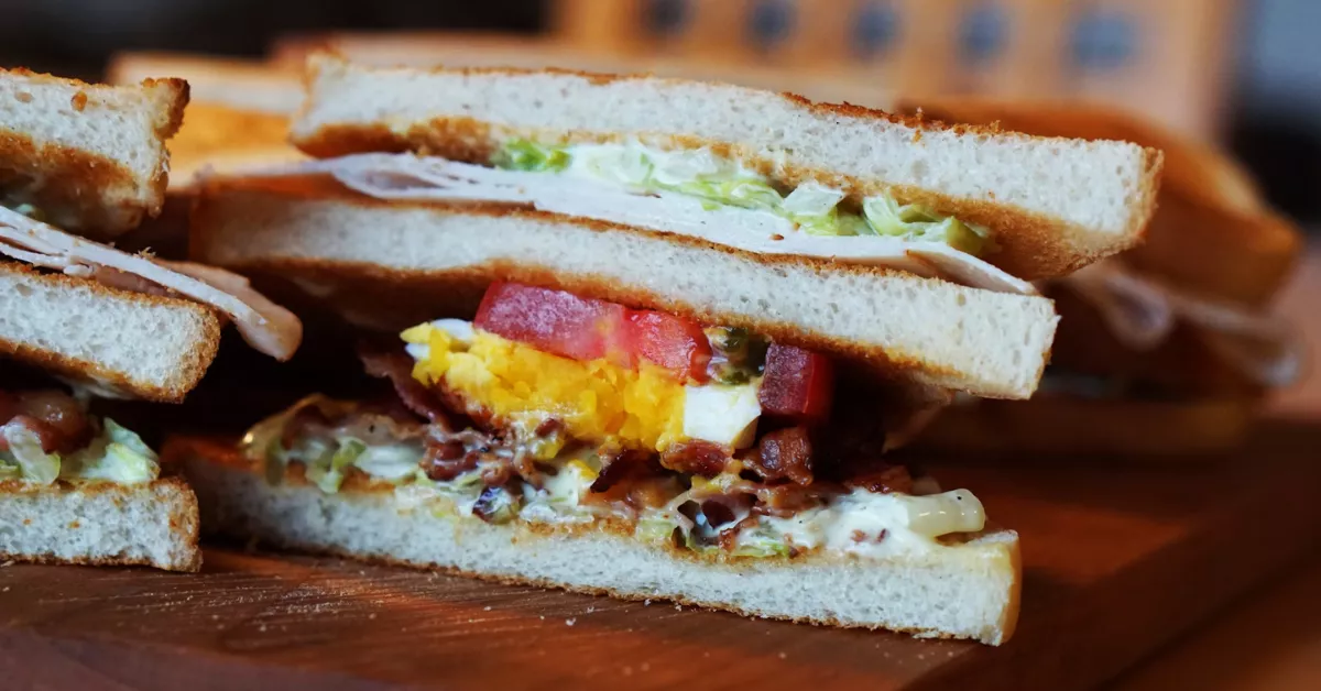 Imagen de un sándwich en un bar / UNSPLASH