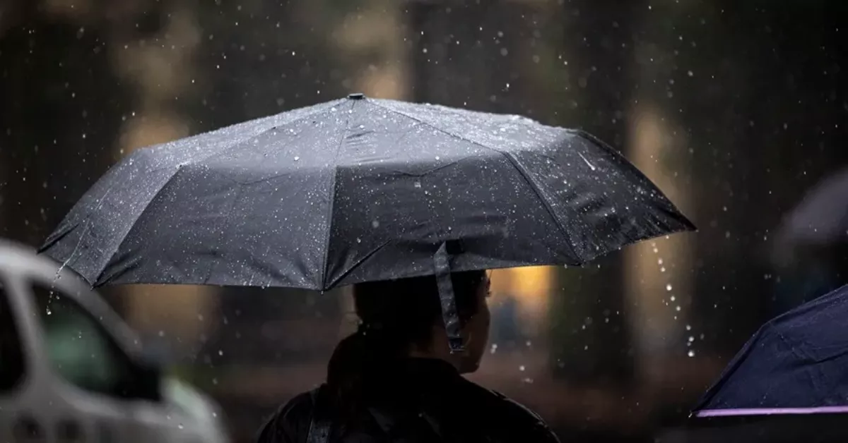 Imagen de una persona caminando bajo la lluvia / EFE