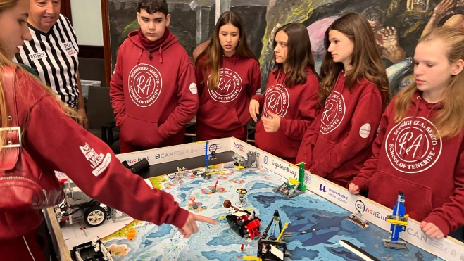 Jóvenes de la categoría 'Challenge' mostrando su trabajo para la FLL. /Beatriz de Vera