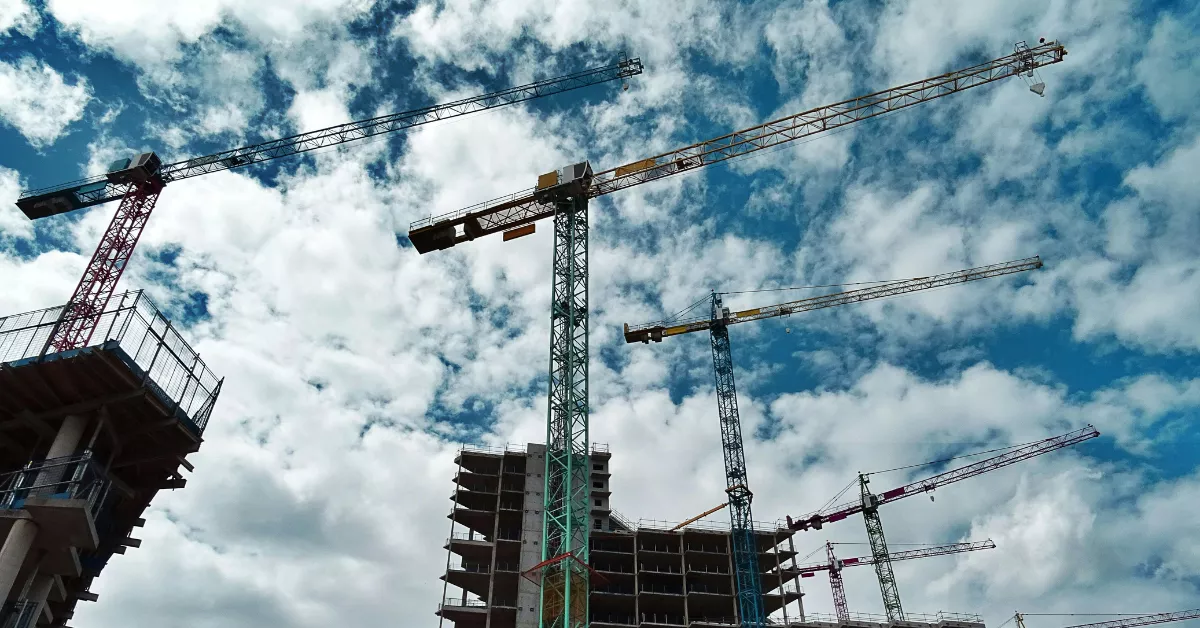 Imagen de grúas construcción de viviendas / PEXELS