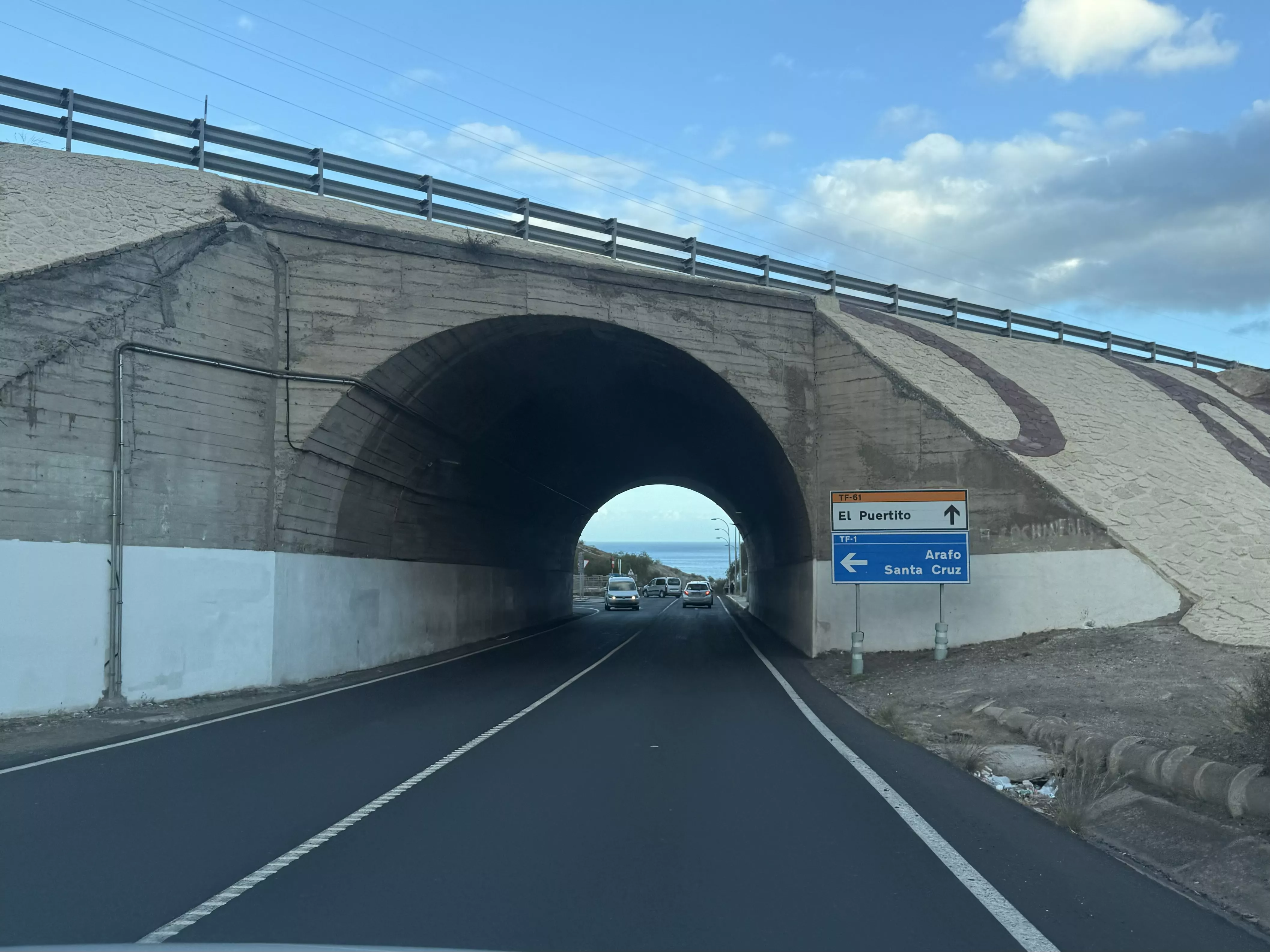 Túnel de acceso al Puerto de Güímar, por donde transitan muchas personas a diario. / ATLÁNTICO HOY