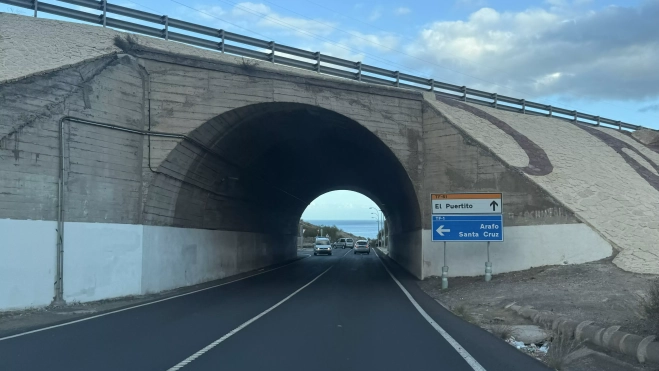 Túnel de acceso al Puerto de Güímar, por donde transitan muchas personas a diario. / ATLÁNTICO HOY