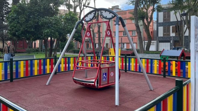 Columpio para uso con silla de ruedas, del Parque de La Constitución, La Laguna. /Beatriz de Vera