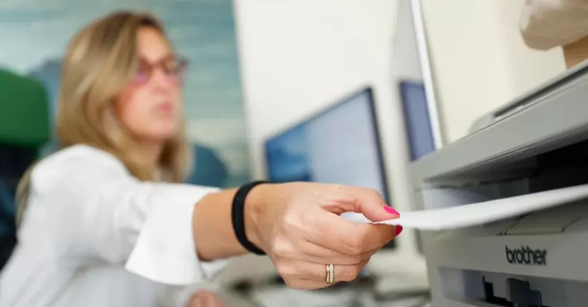 Una persona trabaja con un ordenador / EFE