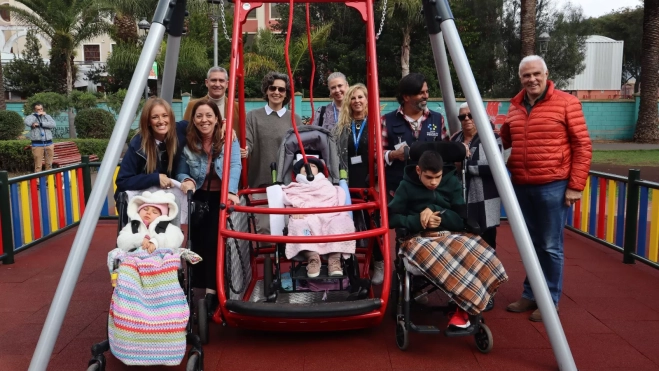 Familias en la zona infantil inclusiva del Parque de La Constitución. /Ayuntamiento de La Laguna