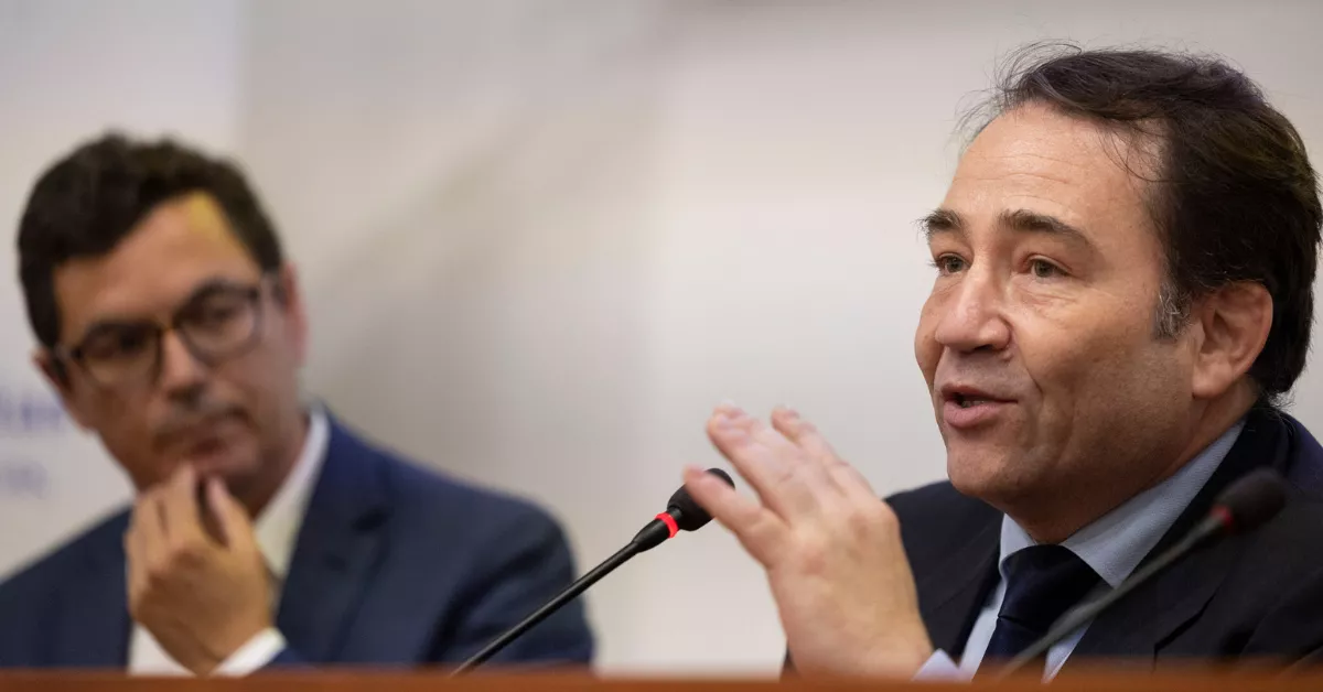 El consejero de Obras Públicas del Gobierno de Canarias, Pablo Rodríguez (i), y el presidente del Instituto de Crédito Oficial (ICO), Manuel Illueca (d) / EFE - Quique Curbelo El consejero de Obras Públicas del Gobierno de Canarias, Pablo Rodríguez (i), y el presidente del Instituto de Crédito Oficial (ICO), Manuel Illueca (d) / EFE - Quique Curbelo