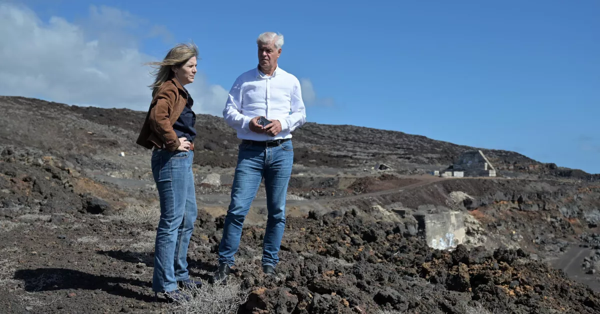 La secretaria de Estado de Migraciones, Pilar Cancela (i), con el presidente del Cabildo de El Hierro, Alpidio Armas (d)/. EFE/ Gelmert Finol