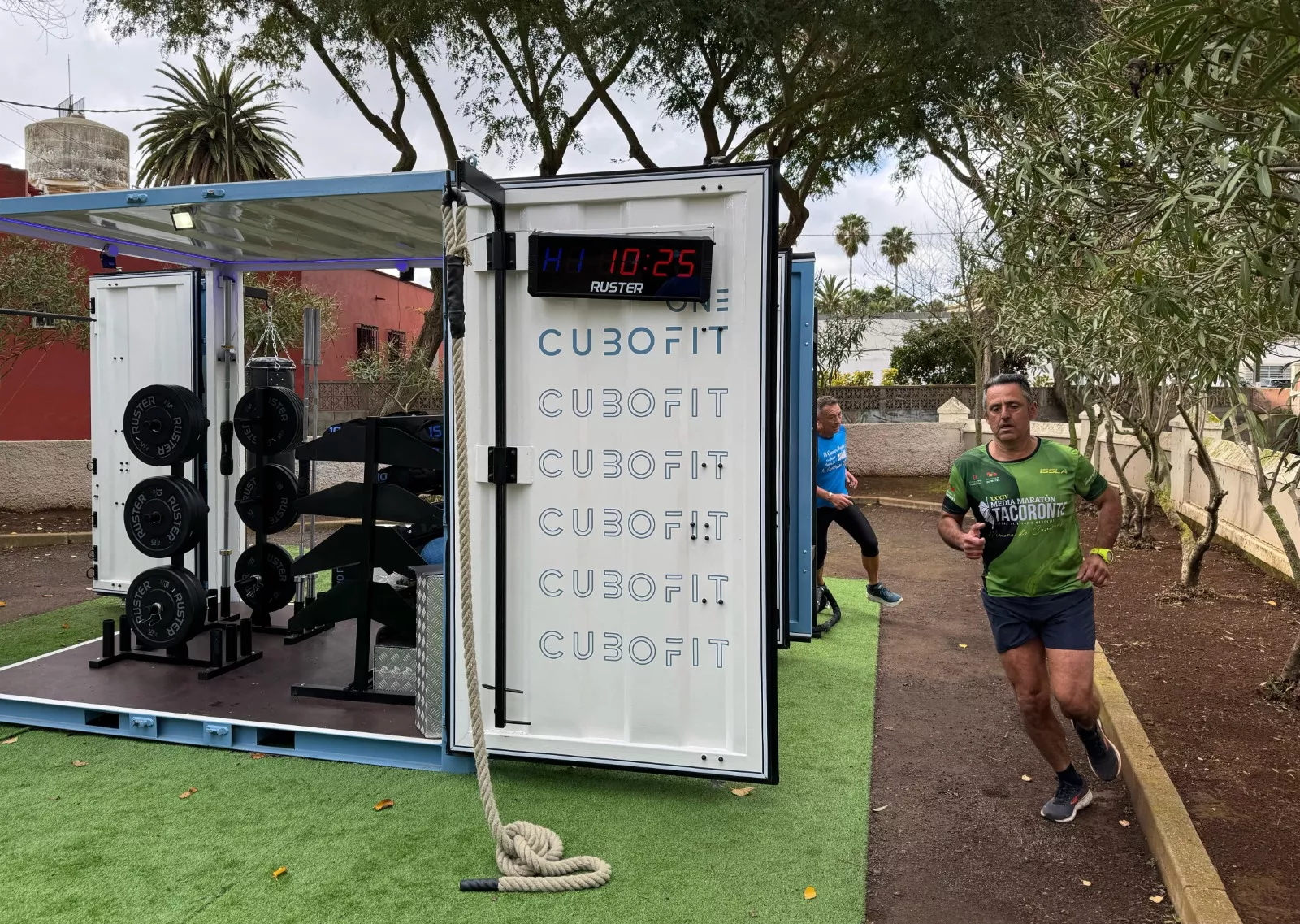 Gimnasio portátil CuboFit y persona corriendo, en el Camino Las Peras. /Ayuntamiento de La Laguna