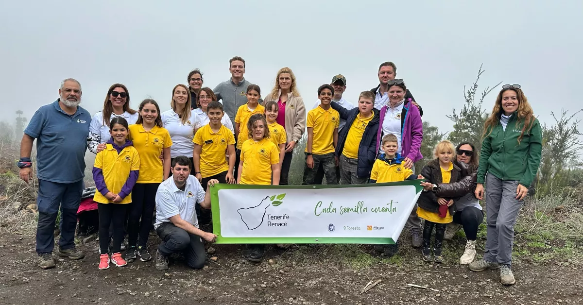 Foto de familia tras la actividad. / LORO PARQUE 