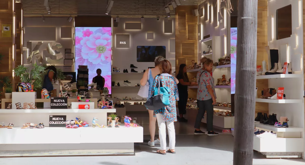 Un grupo de personas en un comercio, uno de los principales sectores de la economía canaria, de Tenerife. ATLÁNTICO HOY