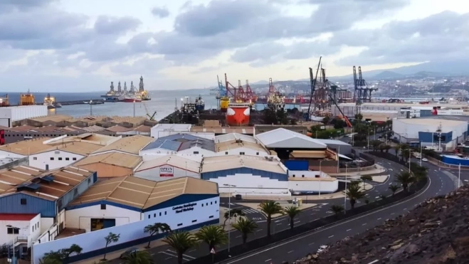 Las instalaciones de Astican, desde una ladera del Puerto de Las Palmas, con varios buques en sus calles de varada. / AH