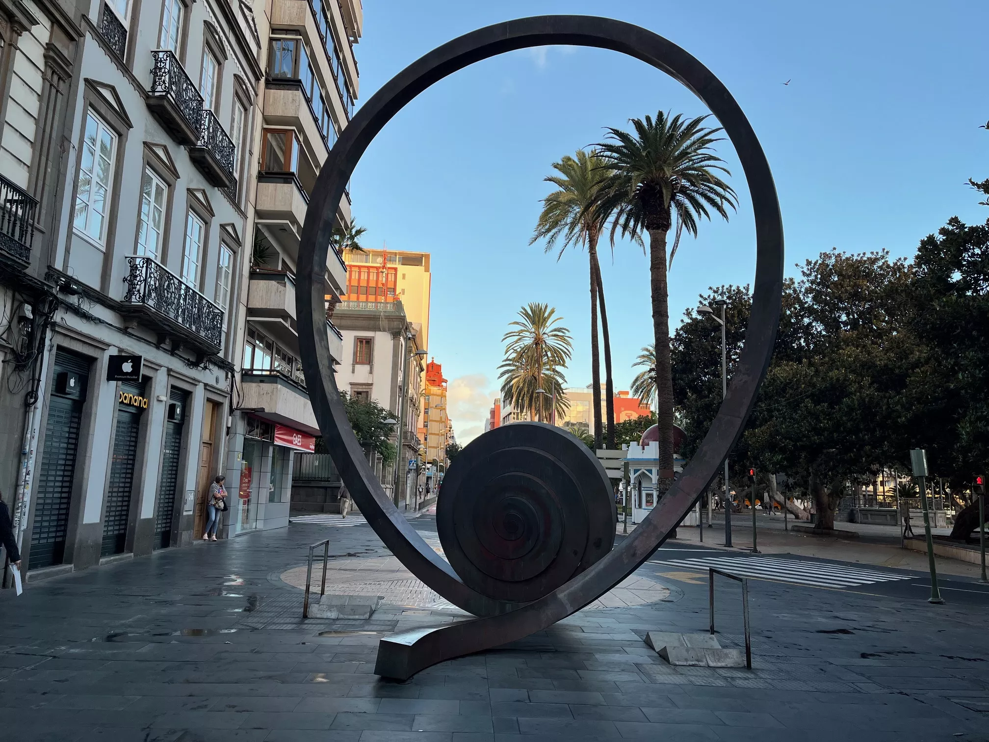 La espiral de Martín Chirino que está en la calle Triana de Las Palmas de Gran Canaria y la luz de la mañana del 20 de febrero de 2025
