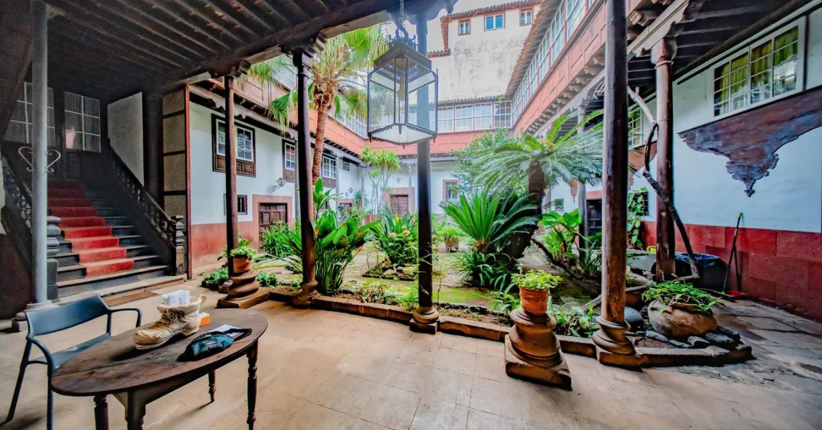 Imagen del patio canario de la vivienda histórica en venta en San Cristóbal de La Laguna / PISO BARATO