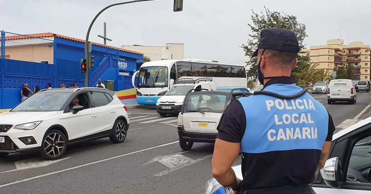 Imagen de un policía local controlando el tráfico / AYUNTAMIENTO DE SANTA CRUZ DE TENERIFE