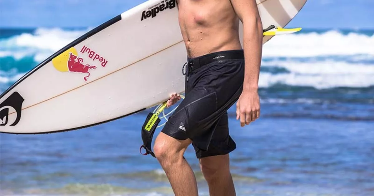 Imagen de un surfista con un bañador de la marca Quiksilver / QUIKSILVER