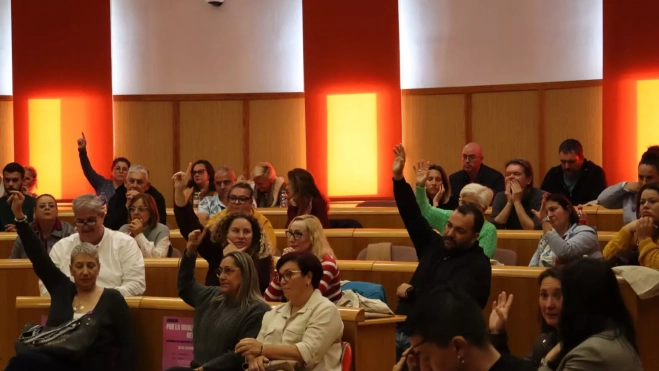 Sindicalistas de UGT levantan la mano cuando se les pregunta quiénes están en plena negociación de un plan de igualdad. / ATLÁNTICO HOY