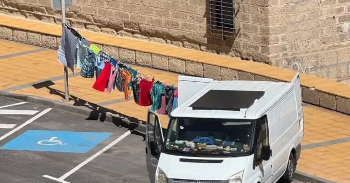 Una persona tiende la ropa por fuera de su autocaravana. / CEDIDA