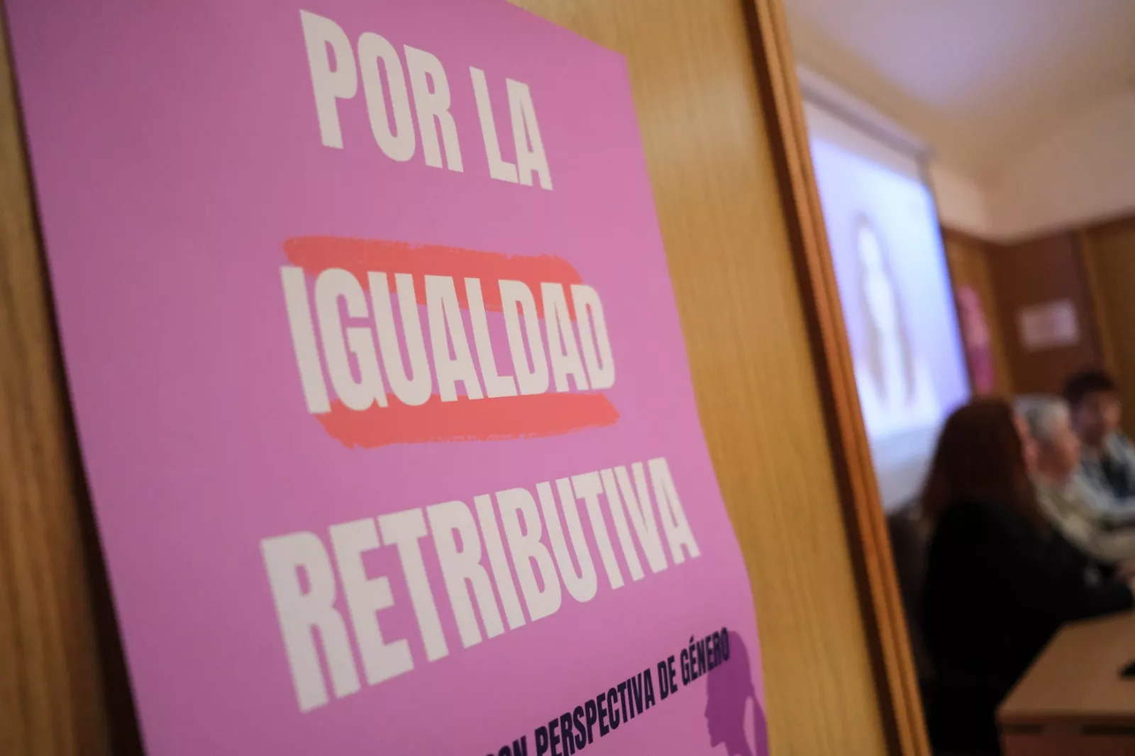 Cartel de UGT que pide igualdad retributiva entre hombres y mujeres colgado durante unas jornadas que han tratado los planes de igualdad de las empresas. / ALBERTO VALDÉS-EFE