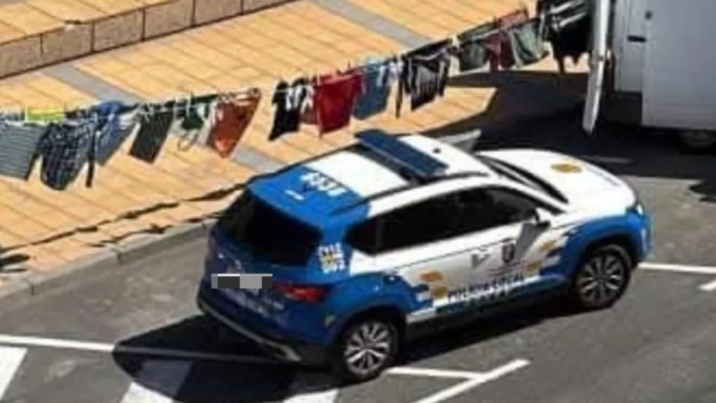 La Policía Local de Granadilla de Abona junto a tendedera improvisada. / CEDIDA