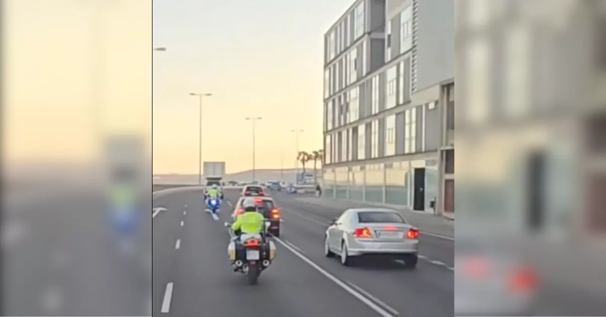 Imagen del momento en el que el coche se salta la línea continua en Las Palmas / REDES