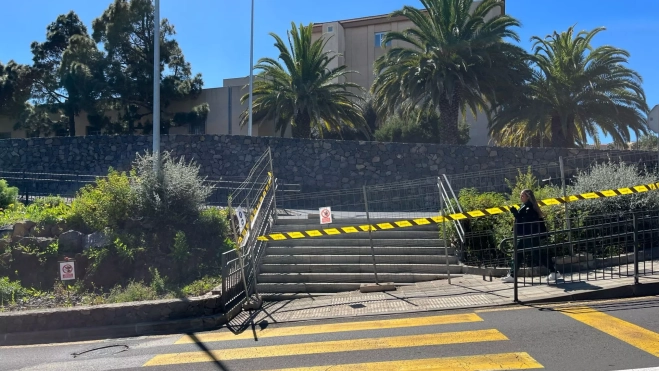 Entrada a la Pasarela por la Avenida Astrofísico Francisco Sánchez, junto a la Facultad de Biología de la ULL. /Beatriz de Vera Entrada a la Pasarela por la Avenida Astrofísico Francisco Sánchez, junto a la Facultad de Biología de la ULL. /Beatriz de Vera