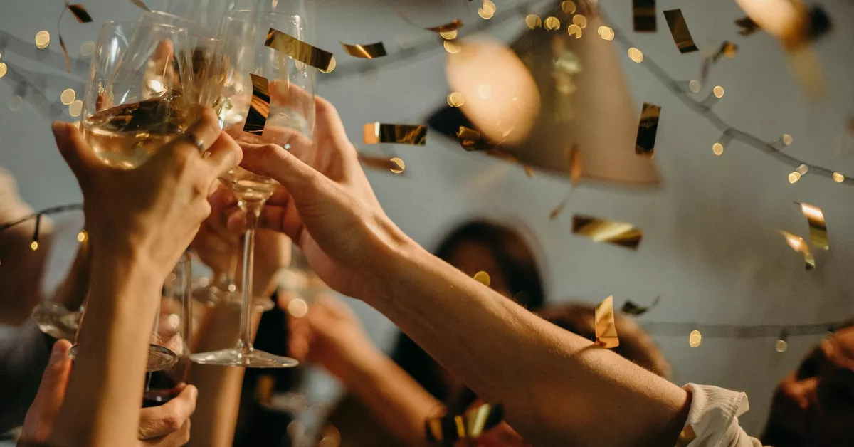 Imagen de un grupo de personas brindando de fiesta / PEXELS