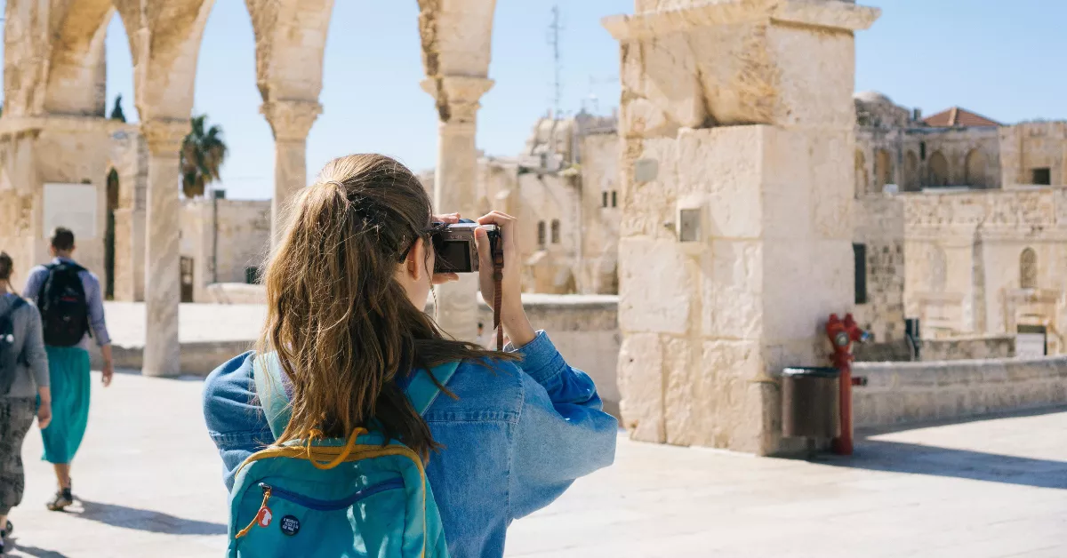 Imagen de una turista sacando fotos / PEXELS