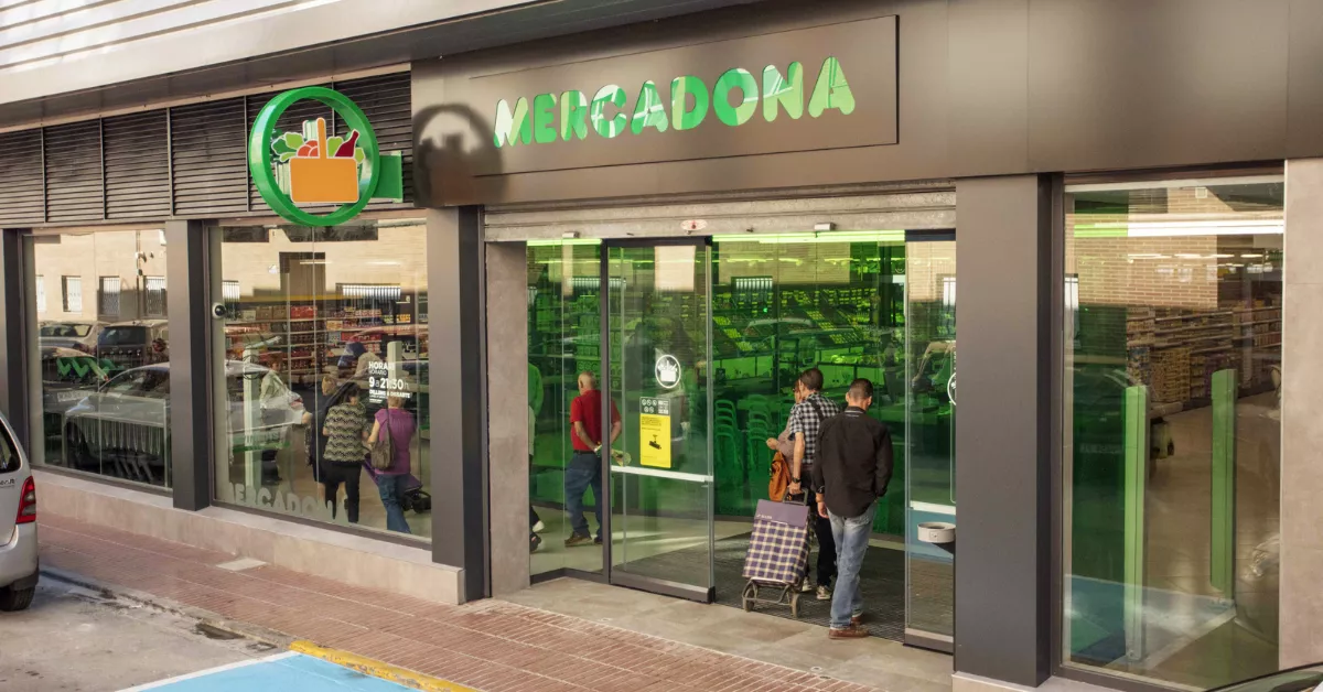 Imagen de personas entrando a comprar en un Mercadona / WIKIPEDIA