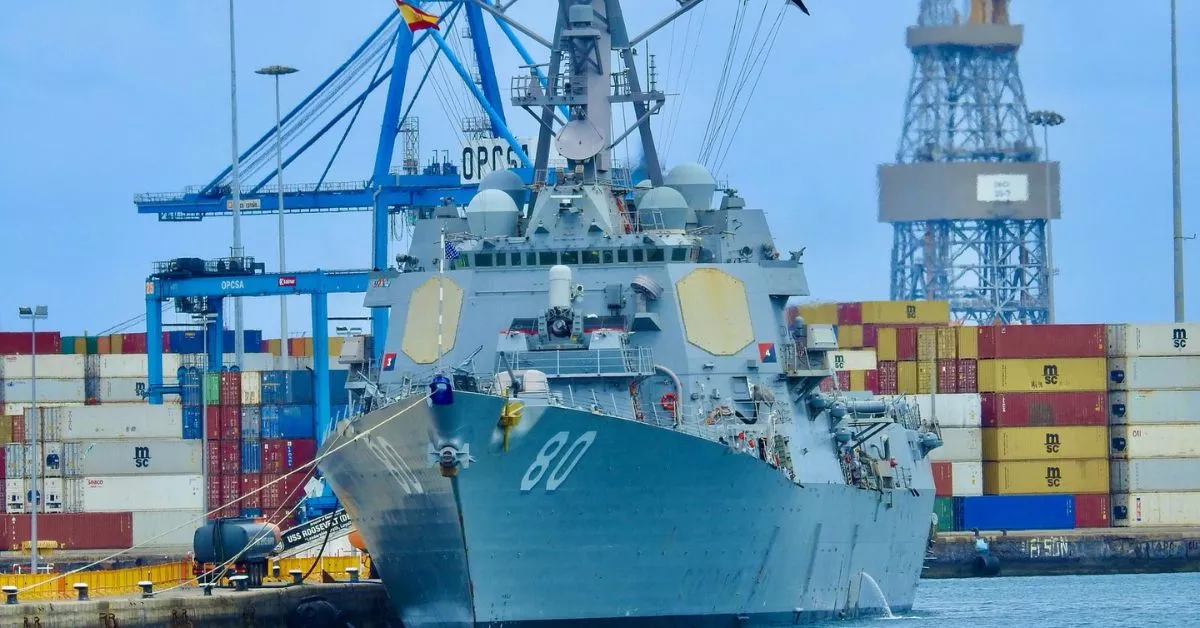 El buque de guerra USS 'Roosevelt' (DDG 80), activado por EE UU por la guerra en Gaza, atraca en el Muelle Elder tras llegar al Puerto de Las Palmas para repostar. / NICOLÁS AROCHA