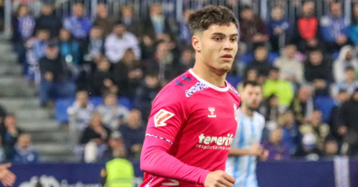 Un jugador del CD Tenerife en el partido contra el Málaga. / AH