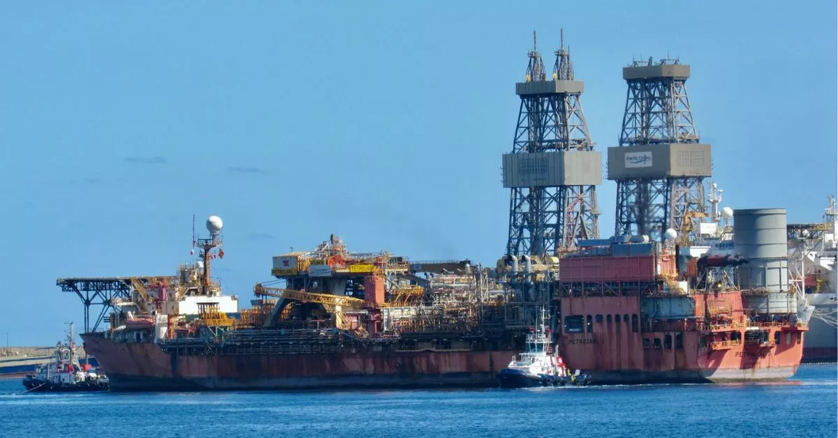 El 'Petrojarl I', que ha sido adquirido por Amplus Energy al cambiar de dueño para trabajar en el Mar del Norte y África, llega al Puerto de Las Palmas para ser reparado en Zamakona. / NICOLÁS AROCHA