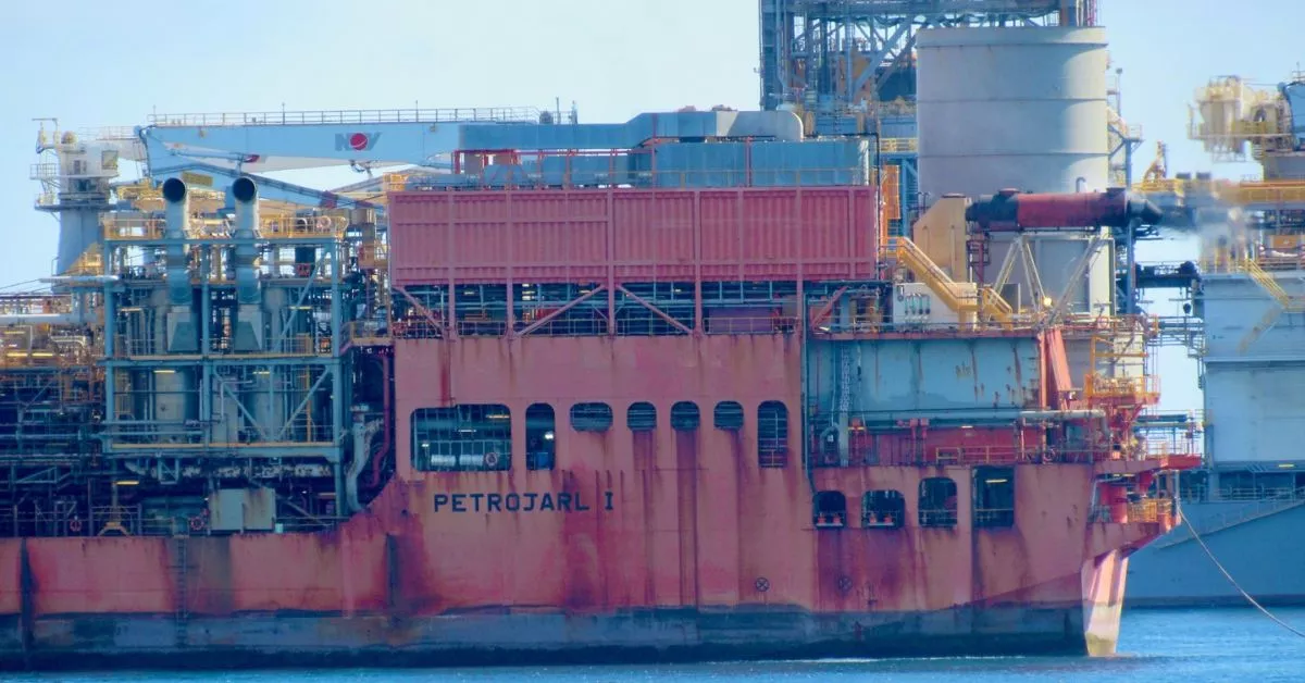 Un detalle del buque 'Petrojarl I', a su llegada al Puerto de Las Palmas, donde será reparado en Zamakona. / NICOLÁS AROCHA