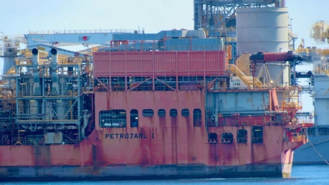 Un detalle del buque 'Petrojarl I', a su llegada al Puerto de Las Palmas, donde será reparado en Zamakona. / NICOLÁS AROCHA